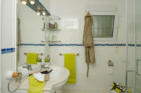 De master bedroom op het gelijkvloers heeft een priv badkamer
 WC
 wastafel
 douche met massage